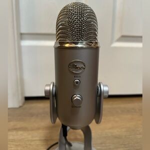 Logitech Blue Yeti Professional USB Microphone (Silver) + Black Foam Windscreen